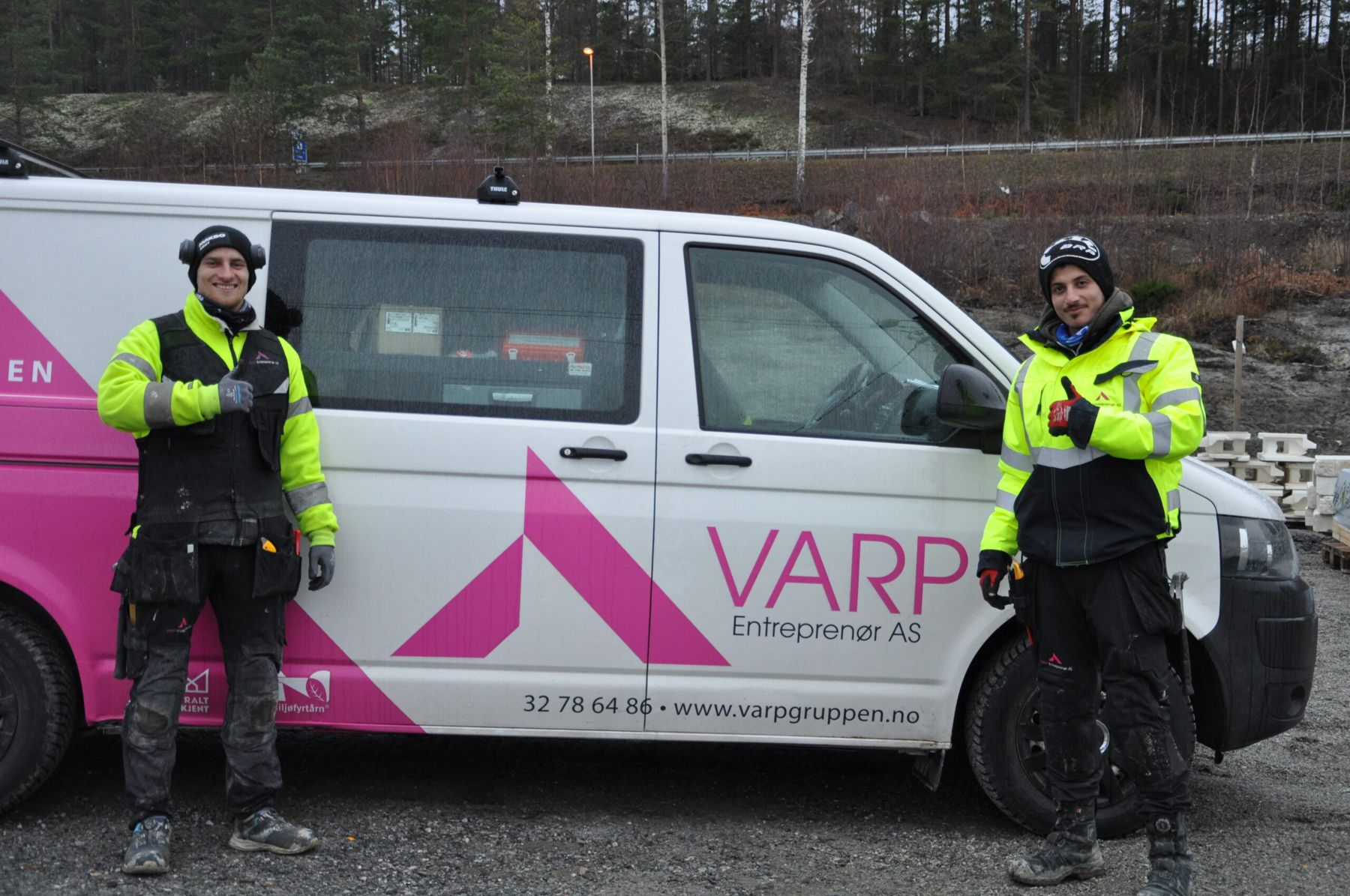 Ansatte i VARP foran firmabilen